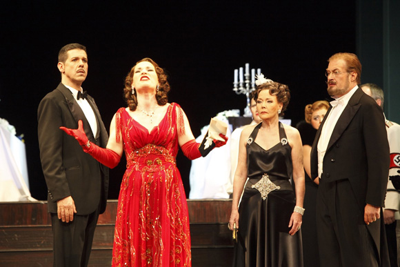 csardas07: Peter Bording (Edwin, beider Sohn), Bea Robein (Sylva Varescu), Ute Zehlen (Anhilte, seine Frau) und Reinhard Brussmann (Leopold Maria, Fürst v. Lippert-Weylersheim). Fotograf: Harald Reusmann. 