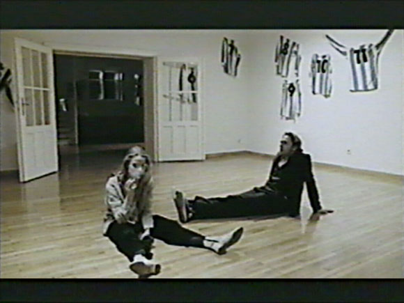 hund und katz_img06: title: hund und katz img06 author: donmartin supersets 1991 description: set design keywords: renate martin, andreas donhauser, supersets, michael sturminger, lotus film